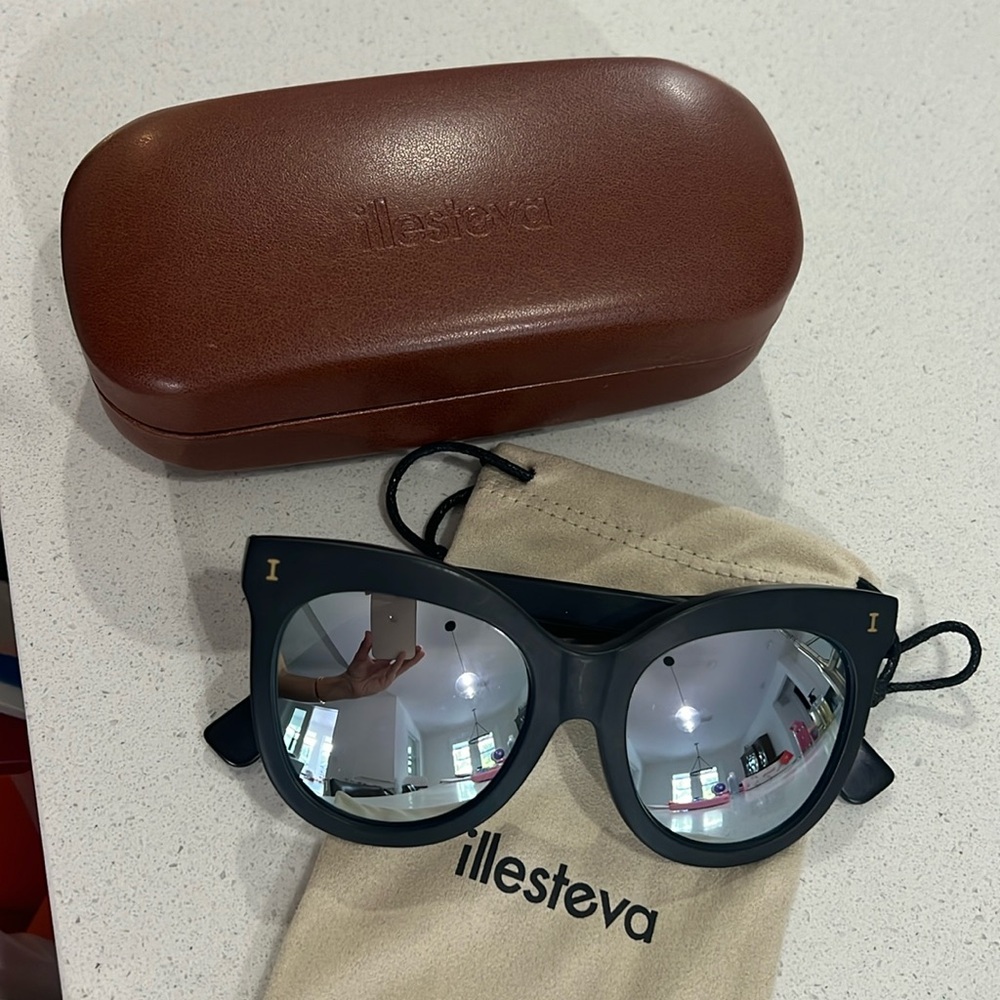 Illesteva Holly sunglasses black frame mirror lens